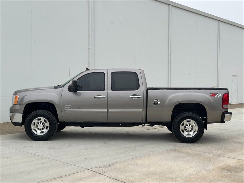 Used 2007 GMC Sierra 2500 SLE w/ Z71 Off-Road Package AWD/4WD image 2