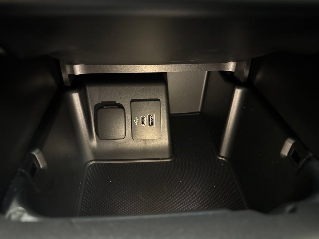 Used 2025 Ford Explorer Active AWD/4WD image 14