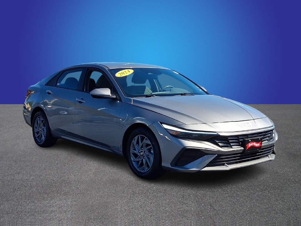 Used 2024 Hyundai Elantra SEL FWD image 3