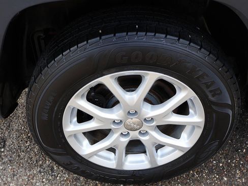 Used 2014 Jeep Cherokee Latitude w/ Comfort/Convenience Group AWD/4WD image 11