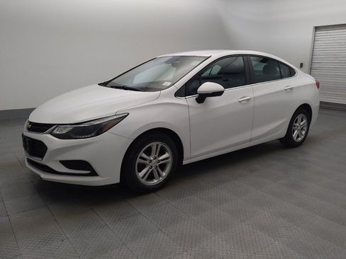 Used 2017 Chevrolet Cruze LT FWD image 2