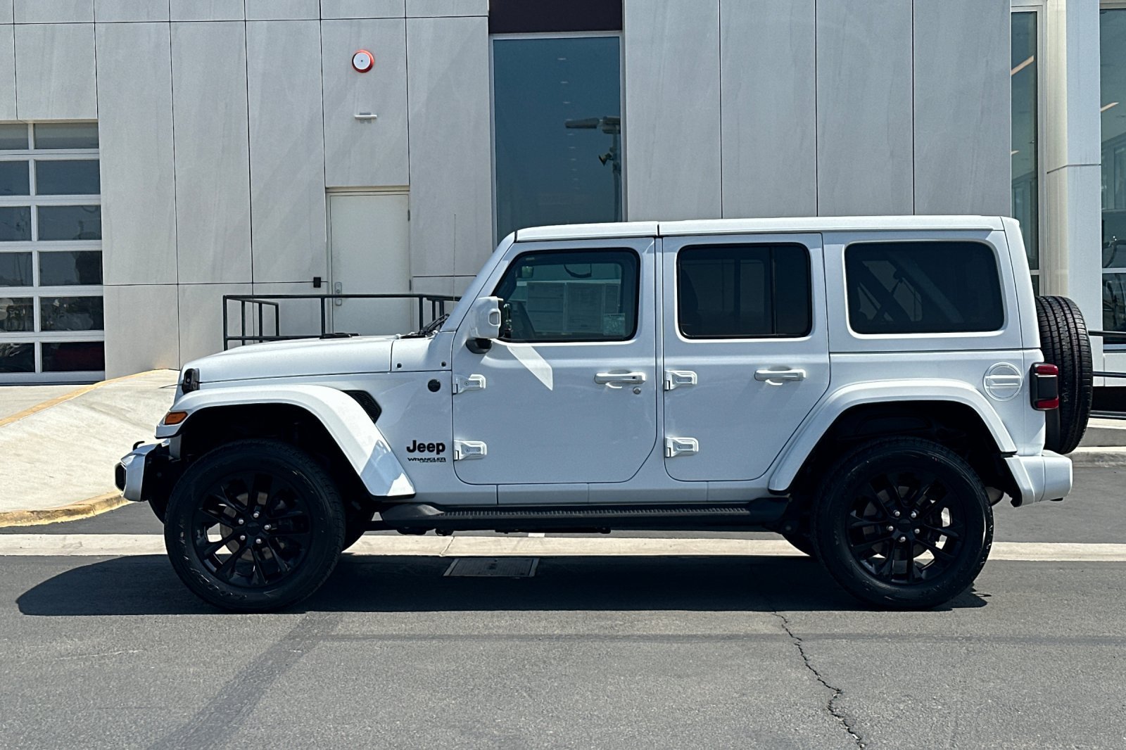 Used 2022 Jeep Wrangler Unlimited Sahara AWD/4WD image 6