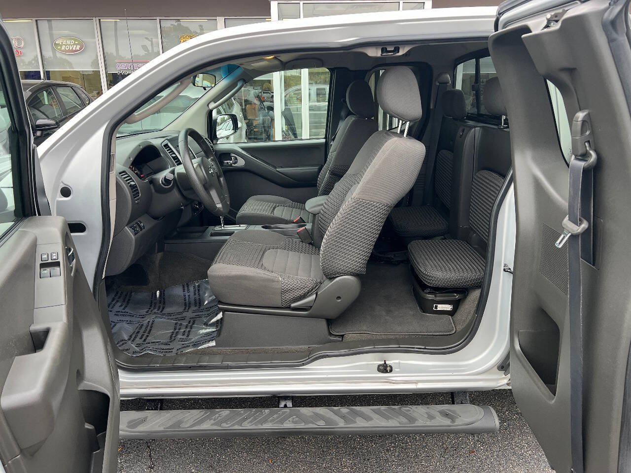Used 2009 Nissan Frontier SE w/ SE Value Truck Pkg AWD/4WD image 23