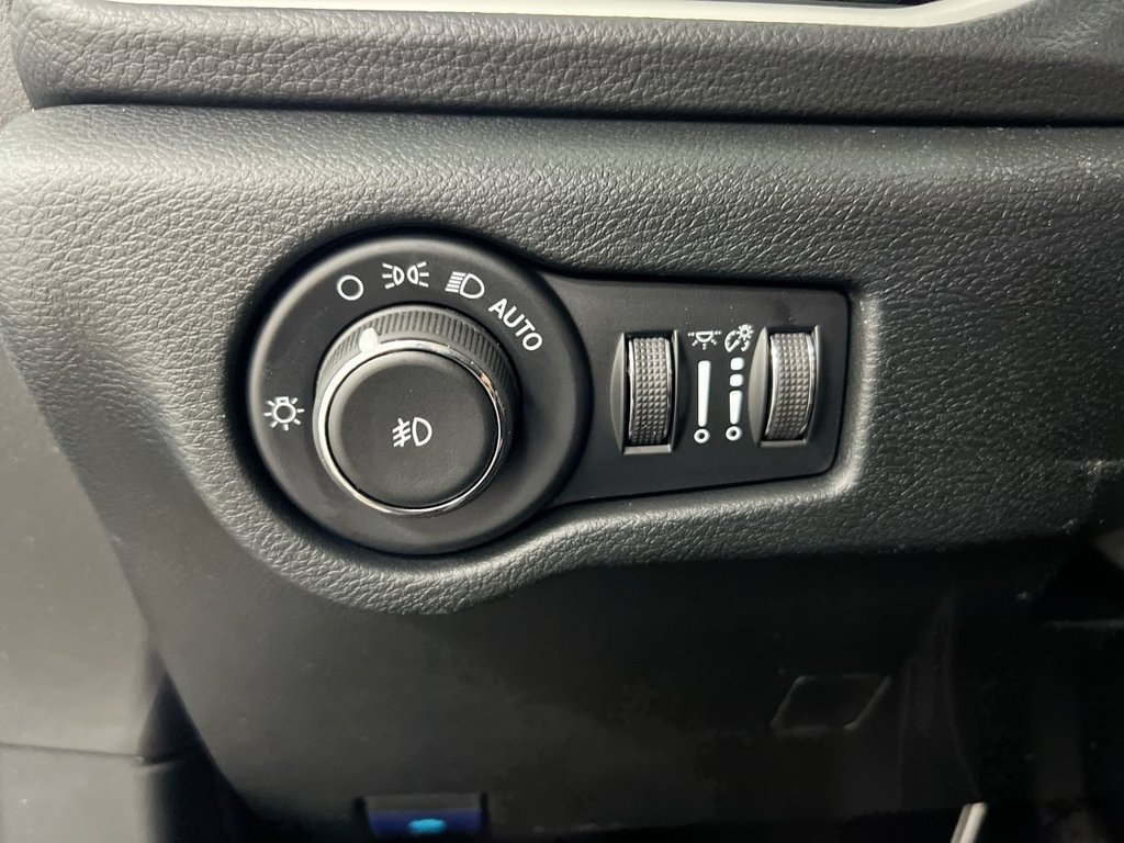 New 2026 Chrysler Pacifica Select AWD/4WD image 18