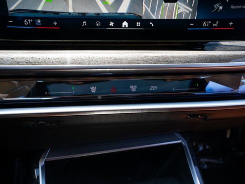 Used 2023 BMW i7 xDrive60 AWD/4WD image 39