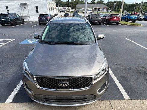 Used 2017 Kia Sorento LX FWD image 2