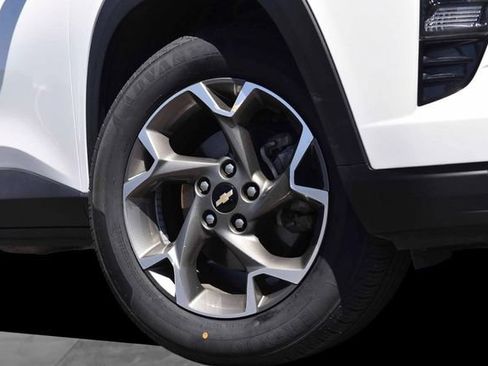 Used 2025 Chevrolet Trax LT w/ LT Convenience Package FWD image 3