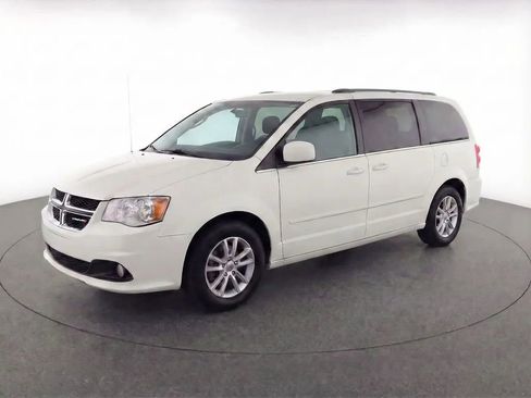 Used 2019 Dodge Grand Caravan SXT image 2