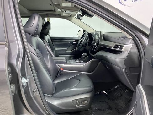 Certified 2025 Toyota Highlander XLE AWD/4WD image 9