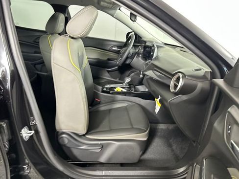 Used 2025 Chevrolet Trax ACTIV FWD image 28