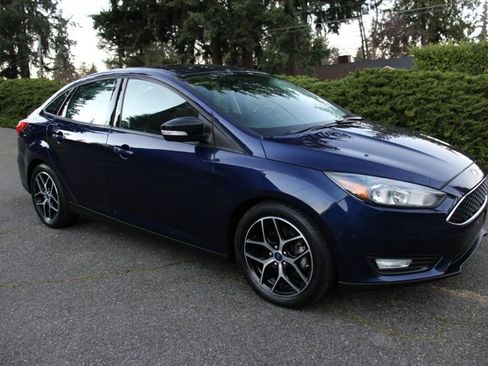 Used 2017 Ford Focus SEL w/ Cold Weather Package image 2