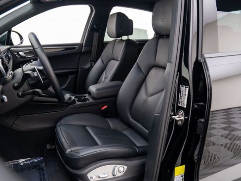 Certified 2025 Porsche Macan image 5