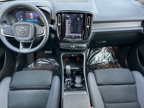 Used 2025 Volvo XC40 B5 Plus image 16