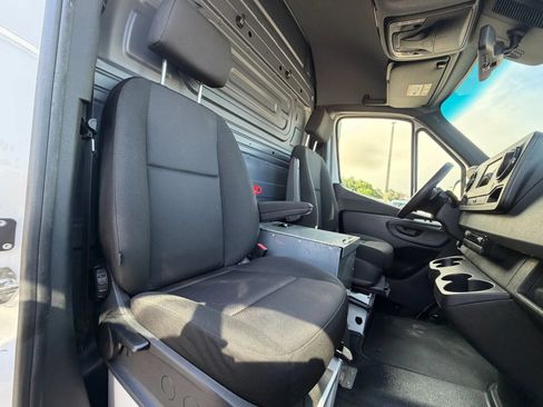 Used 2023 Mercedes-Benz Sprinter 2500 image 19