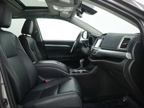 Used 2018 Toyota Highlander XLE image 12
