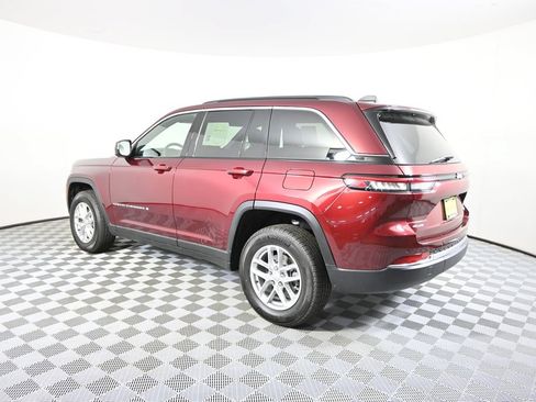 Used 2026 Jeep Grand Cherokee Laredo X AWD/4WD image 4