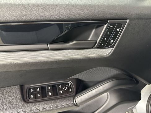 Certified 2025 Porsche Cayenne image 33