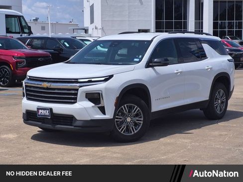 Used 2025 Chevrolet Traverse LT FWD image 1