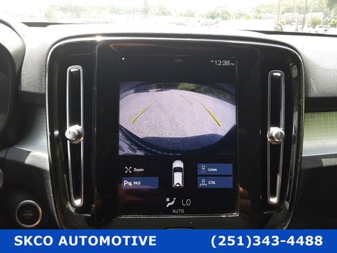 Used 2021 Volvo XC40 T4 Momentum image 17