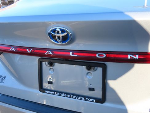 Used 2022 Toyota Avalon Limited image 17