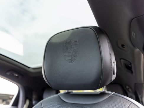 Certified 2023 Porsche Cayenne Platinum Edition w/ Performance Package image 27