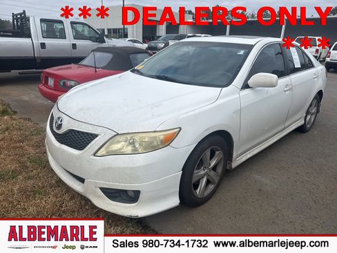 Used 2011 Toyota Camry SE image 1