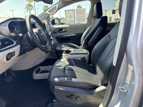 Used 2024 Chrysler Pacifica Touring-L image 13