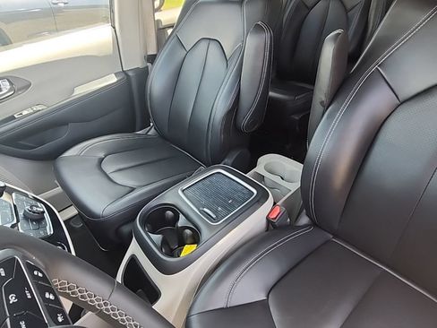 Certified 2024 Chrysler Pacifica Limited FWD image 23