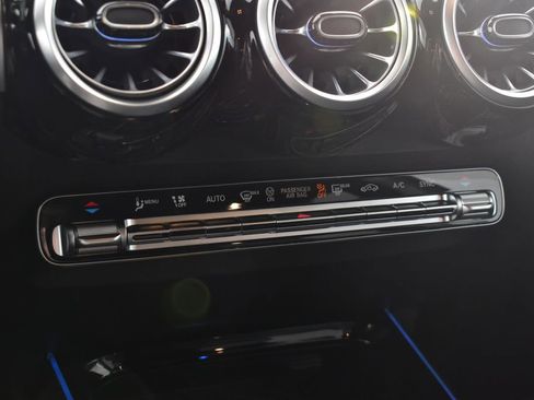 Certified 2025 Mercedes-Benz GLB 250 4MATIC image 21