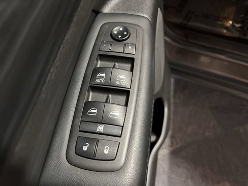 Used 2021 Jeep Grand Cherokee Laredo w/ Security & Convenience Group AWD/4WD image 14