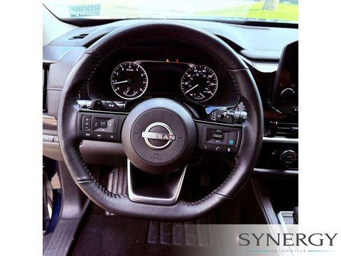Used 2025 Nissan Pathfinder SL AWD/4WD image 16