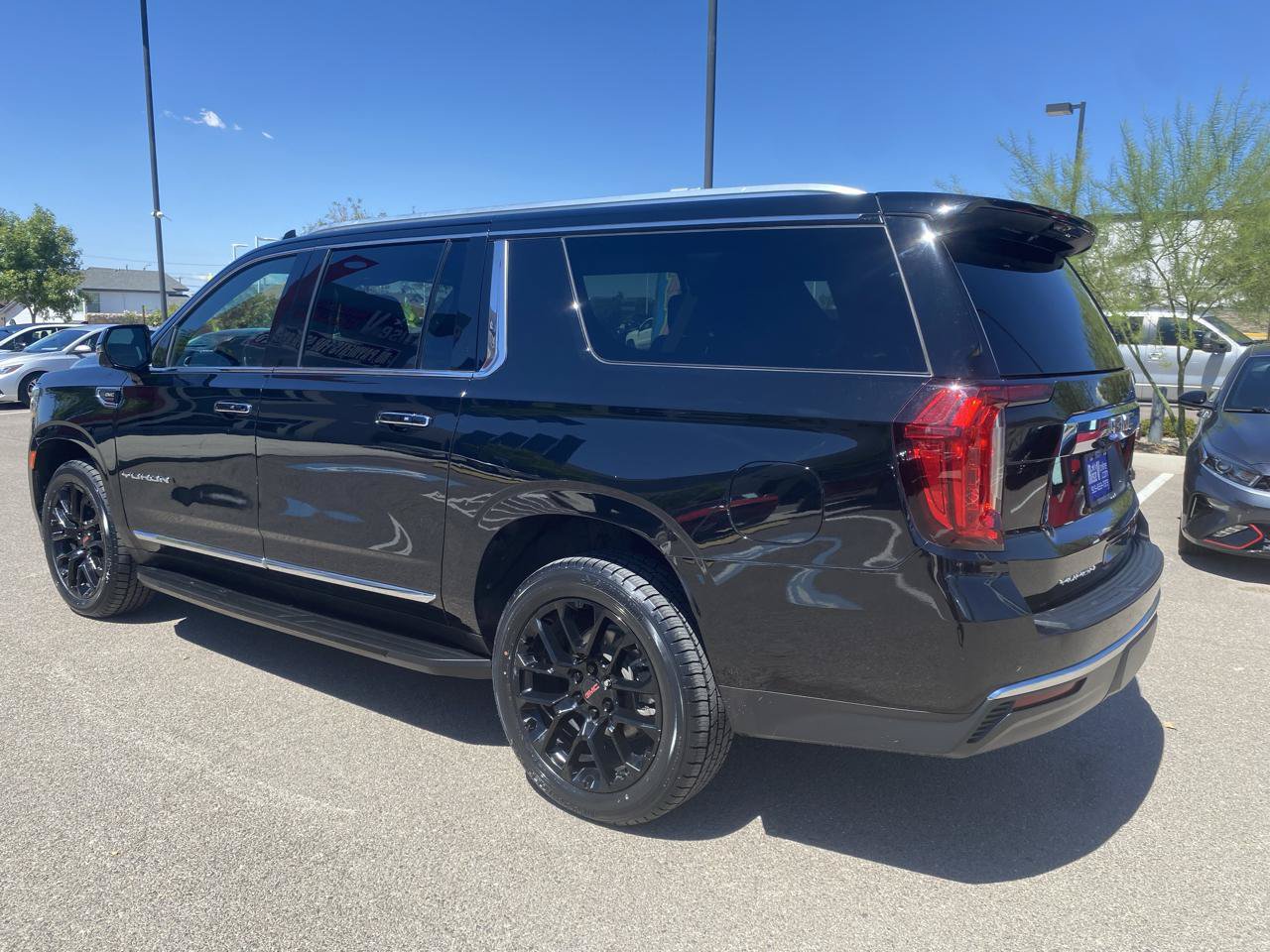 Used 2023 GMC Yukon XL SLT w/ SLT Premium Package AWD/4WD image 10