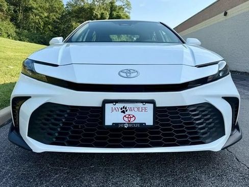 Used 2025 Toyota Camry SE FWD image 4