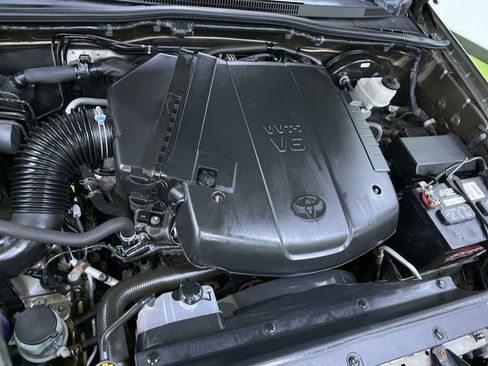 Used 2015 Toyota Tacoma V6 w/ SR5 Package image 26