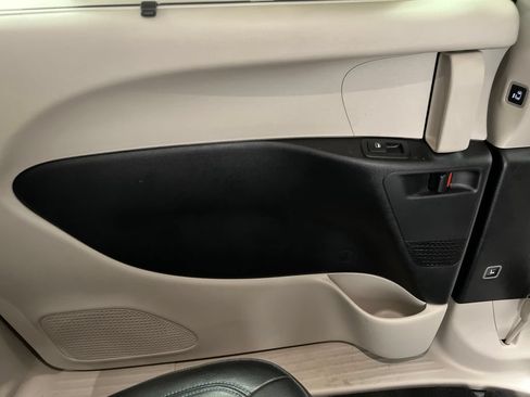 Used 2021 Chrysler Pacifica Touring-L FWD image 24