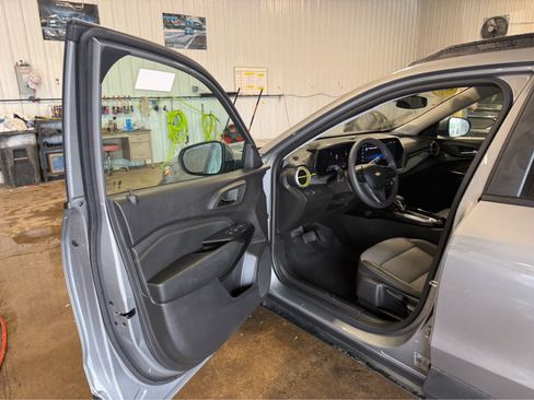 Used 2025 Chevrolet Trax LT FWD image 6