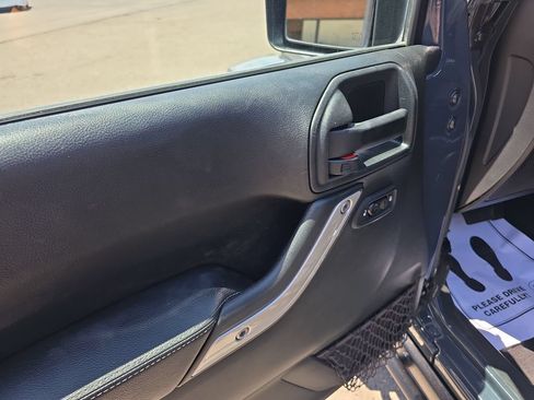 Used 2017 Jeep Wrangler Unlimited Rubicon AWD/4WD image 14