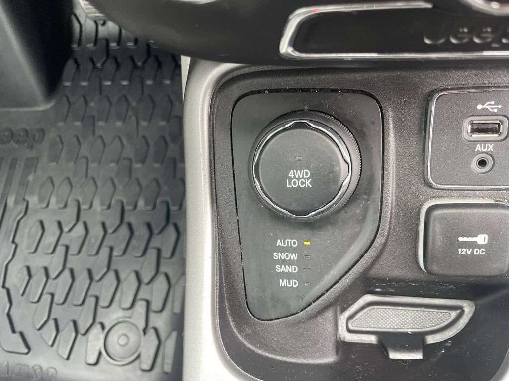 Used 2018 Jeep Compass Latitude AWD/4WD image 26