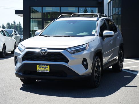 Used 2023 Toyota RAV4 XLE Premium image 9