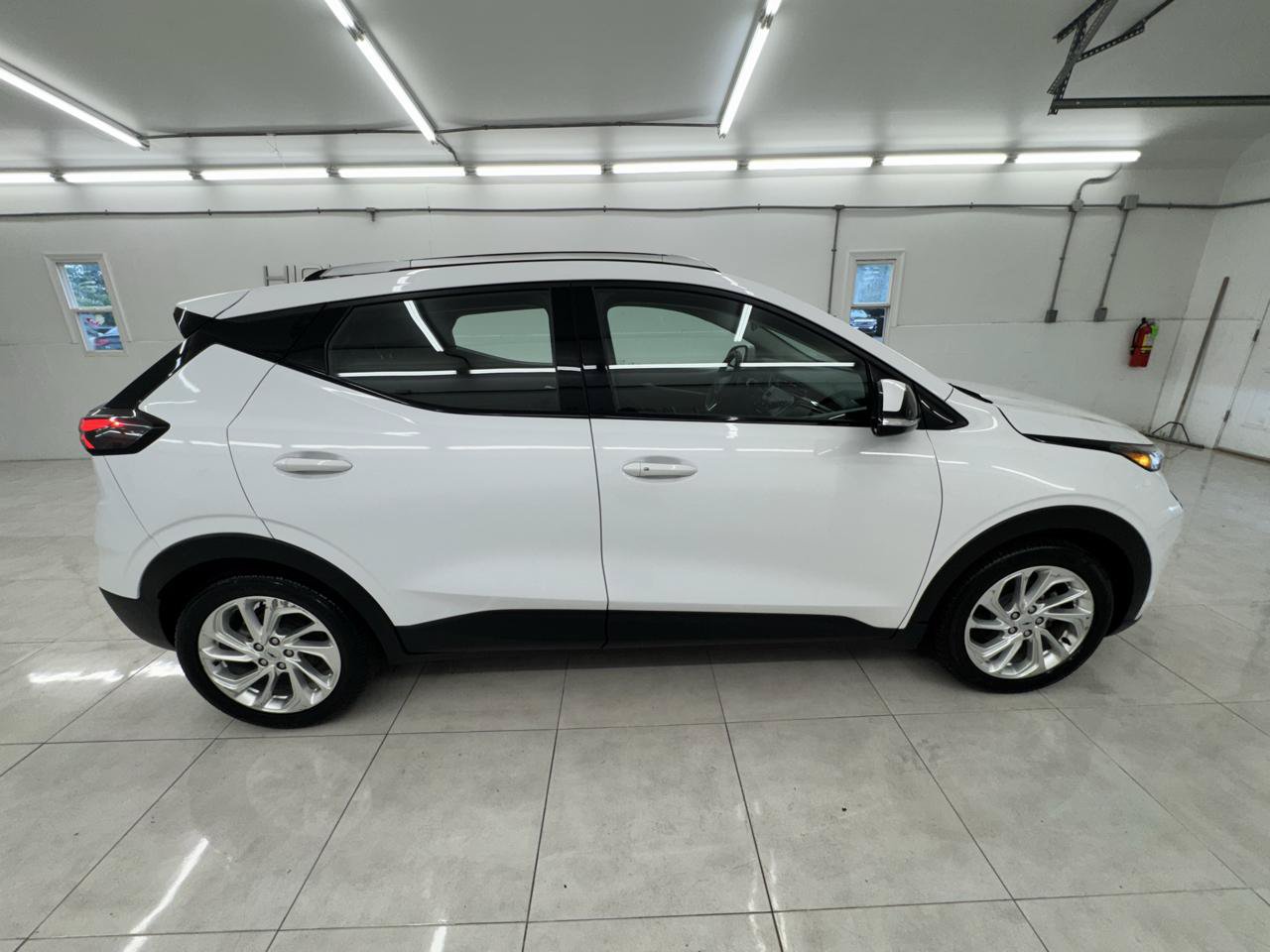 Used 2023 Chevrolet Bolt EUV LT FWD image 4