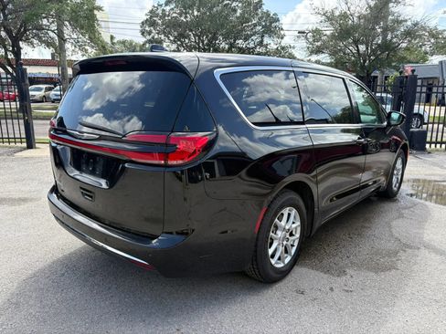 Used 2024 Chrysler Pacifica Touring-L FWD image 4