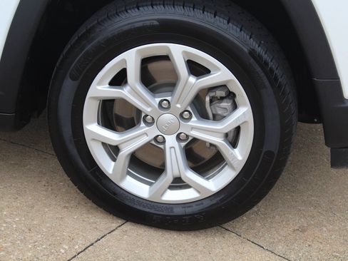 Used 2024 Jeep Compass Latitude AWD/4WD image 3