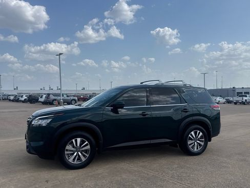 Certified 2023 Nissan Pathfinder SL w/ Black Appearance Package FWD image 11