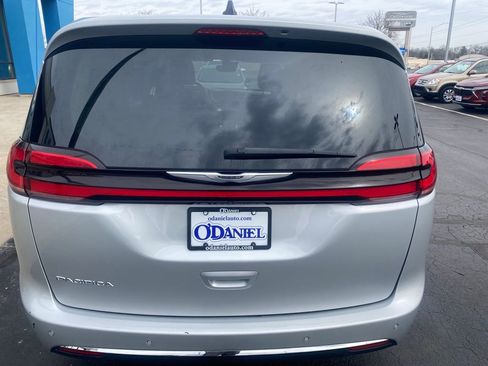 Used 2024 Chrysler Pacifica Touring-L FWD image 5