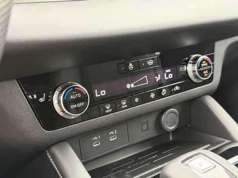 New 2026 Mitsubishi Outlander LE AWD/4WD image 11