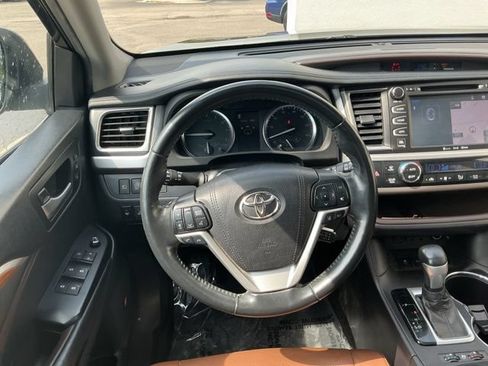 Used 2019 Toyota Highlander Limited Platinum AWD/4WD image 16