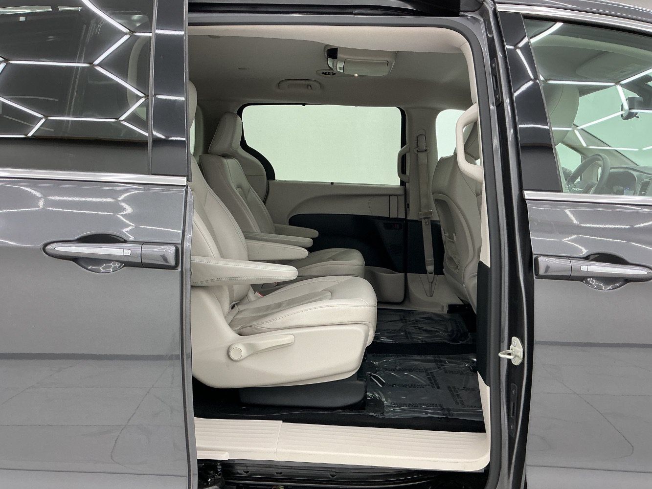Used 2018 Chrysler Pacifica Touring-L FWD image 21