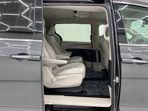 Used 2018 Chrysler Pacifica Touring-L FWD image 21