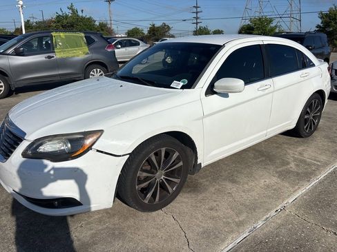 Used 2013 Chrysler 200 Limited image 1