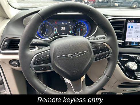 Certified 2024 Chrysler Pacifica Touring-L image 17